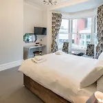 The Camberley بيت ضيافة 4*