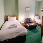 The Camberley بيت ضيافة 4*